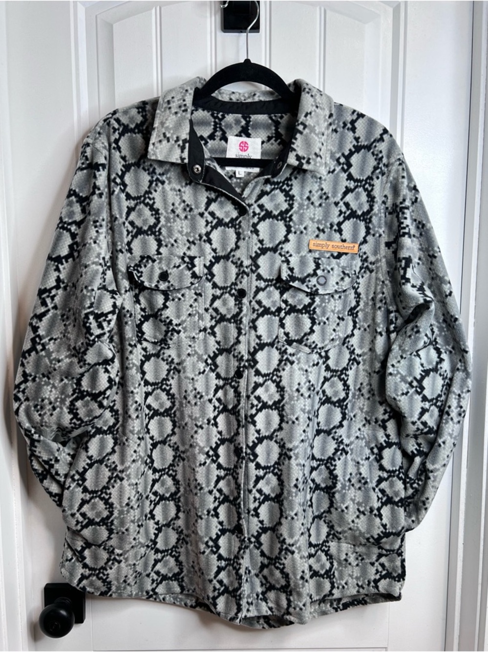 Simply Southern‎ Snake-Print Button/Snap Down Jacket Shacket Shirt. Size Large.